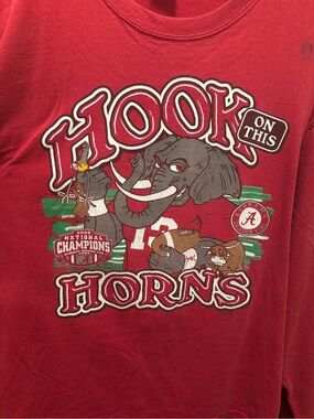 Men’s Large Long Sleeve Alabama Crimson Tide 'Hook On This Horns' Red Tee